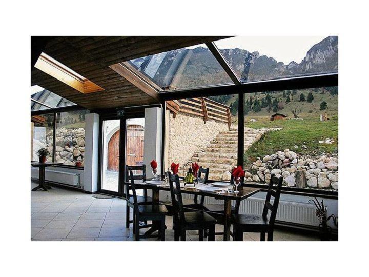 Taverna Pietrei Craiului Zărneşti Exteriér fotografie